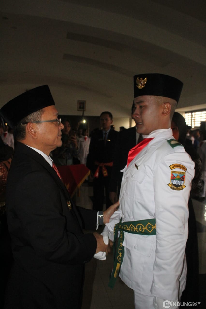 Pj Bupati Kbb Kukuhkan Anggota Paskibraka - Bandung Barat Pos