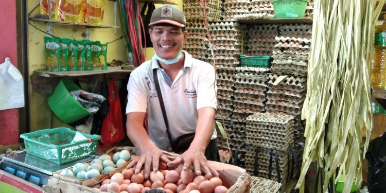 Pedagang Telur Ngeluh Harga Terjun Bebas