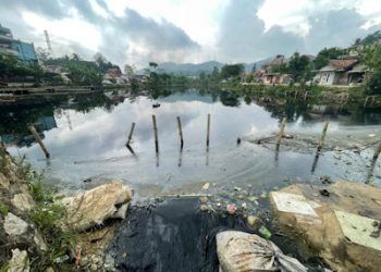 Warga Protes, Danau Kampung Cikadu Desa Ciburuy Berubah Jadi Kopi Busuk