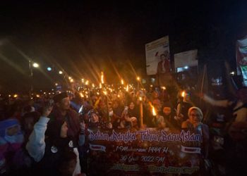 Warga Ciburuy Gelar Pawai Obor Peringati Tahun Baru Islam 1 Muharram 1444 H