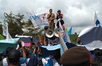 Massa Buruh Demo Pemda KBB, Tuntut Hengky Realisasikan Janji