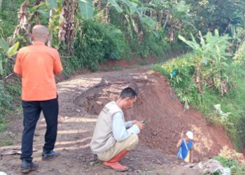 Diguyur Hujan Beberapa Jam, Jalan di Kecamatan Cipatat Amblas dan Tak Bisa Dilalui Kendaraan