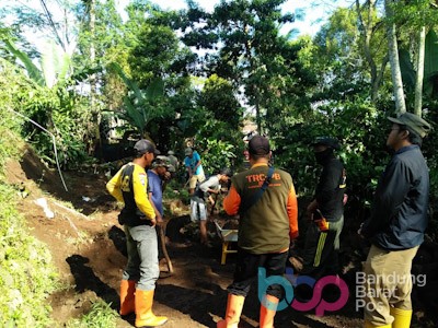 Jalan Penghubung Dua RW di Desa Cikalongwetan Tertutup Longsor