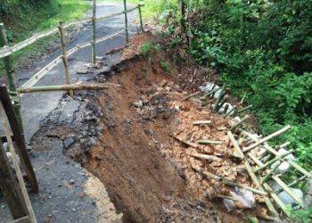Longsor di Sindangkerta Tutup Akes Jalan Antar Desa