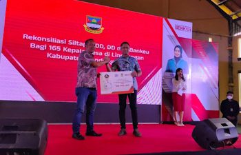 Tunaikan Janji Politik, Rukun Warga di KBB Dapat Bantuan Rp15 Juta