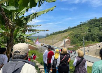 Puluhan Warga Campaka Mekar Antusias Saksikan Evakuasi Kereta Teknisi yang Anjlok