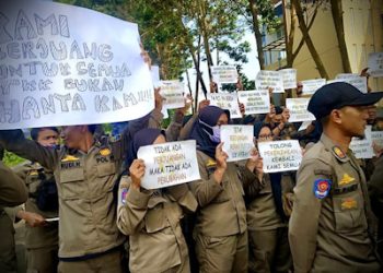 Ratusan TKK Satpol PP KBB Pertanyakan SK Kerja Tahun 2022
