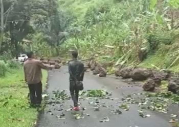 Batu Besar Longsor Timpa Toyota Vios di Baranangsiang