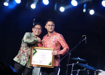 Bupati Hengky Terima Penghargaan dari Kemendes PDTT