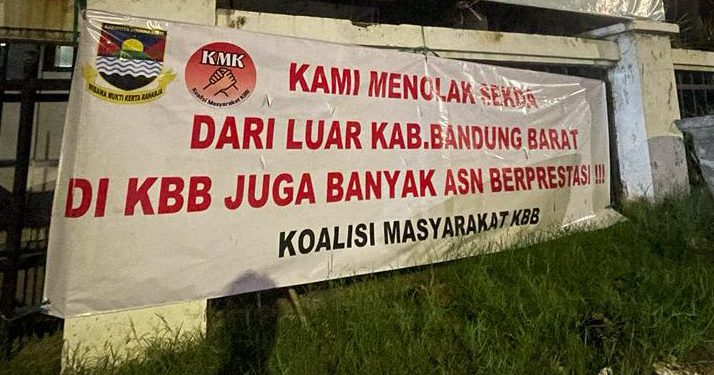 Waduh..Spanduk Tolak Sekda dari Luar KBB Terpasang di Pagar Kantor DPRD