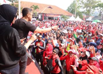 Ribuan Masyarakat Padalarang Tumpah Ruah Ikuti Gerak Jalan Sehat Bersama Bupati