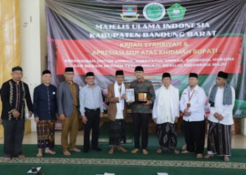 Kado di Akhir Masa Jabatan, Hengky Kurniawan Dianugrahi Kitab Do’a dan Dzikir