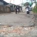 Jalan Berlubang di Ngamprah, Warga Menambal Dengan Swadaya