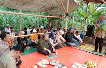 Pemda Bandung Barat Berikan Bantuan Sarana Untuk Petani