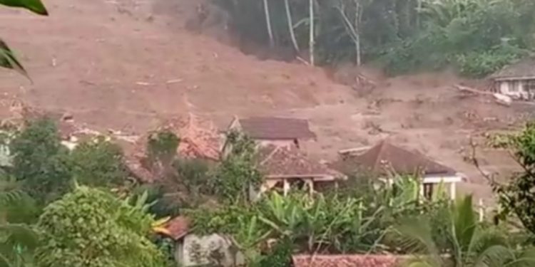 Longsor Timpa 25 Rumah, 10 Warga Kampung Gintung Hilang