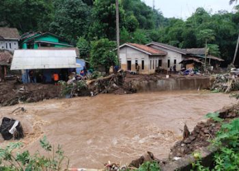 Banjir Bandang Rusak 15 Rumah di Desa Nyalindung KBB