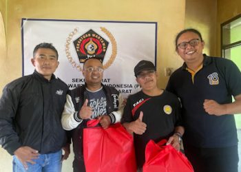 Berbagi Kebahagiaan di Bulan Ramadhan, Ketua PWI KBB Bagikan Bingkisan dan Uang Ketupat