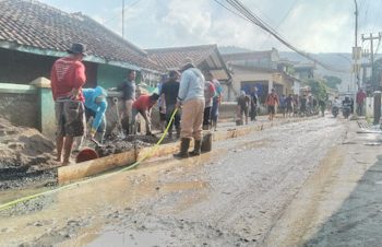Tak Dilirik Pemerintah, Warga  di Lembang Perbaiki Jalan dengan Swadaya
