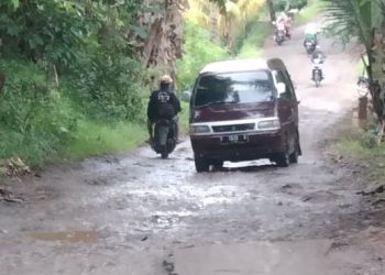 Warga Cipeundeuy Merana, Jalan Butut Sepanjang 1 Kilometer Dibiarkan Pemerintah
