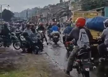 Ratusan Pengendara Dirugikan Truk Pembawa Cairan Kimia Bocor