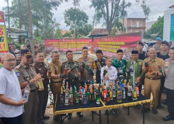 Polres Cimahi Musnahkan Ribuan Botol Miras