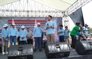 Tampil Kompak Serba Biru Muda, Kemenag KBB Sukses Gelar Jalan Sehat