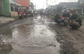 Tak Pernah Diperbaiki, Jalan di Lembang Dijadikan Kolam Pemancingan oleh Warga