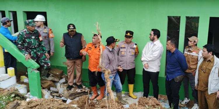 Bupati Jeje Tinjau Ponpes Tertimbun Longsor di Rongga, Sampaikan Duka Cita untuk Korban