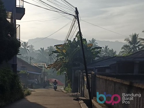 Tiang Miring dan Kabel Semrawut di Cipatat Ancam Keselamatan Warga