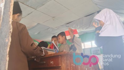 Kondisi Memprihatinkan SDN 1 Nyomplong, Plafon Kelas Ditambal Spanduk