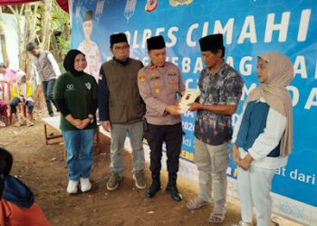 Polres Cimahi Salurkan Bansos dan Layanan Kesehatan untuk Warga Cipatat