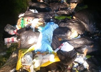 Truk Misterius Tinggalkan Limbah Medis di Jalan Kampung Cileunca