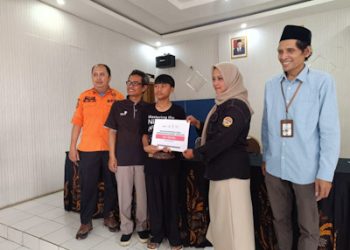 BAZNAS KBB dan UPZ Telkom Salurkan Bantuan Rp75 Juta untuk Korban Longsor Pasirlangu