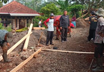 Perbaikan Jalan Desa di Ciptaharja Berlanjut, Libatkan Swadaya Warga