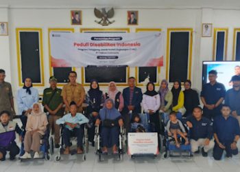 Telkom Salurkan 10 Kursi Roda untuk Penyandang Disabilitas di Cipatat
