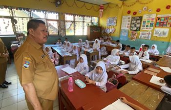 Sekolah Dipagar Ahli Waris, Siswa SDN Bunisari Terpaksa Belajar Siang Hari