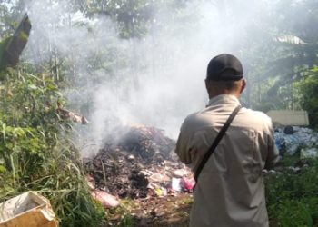 Asap Pembakaran Rongsok Cemari Permukiman, Warga Kertamukti Geram