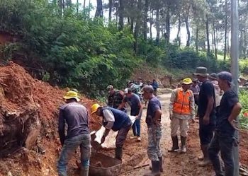 Diguyur Hujan Semalaman, Akses Jalan KBB–Cianjur Lumpuh Akibat Longsor