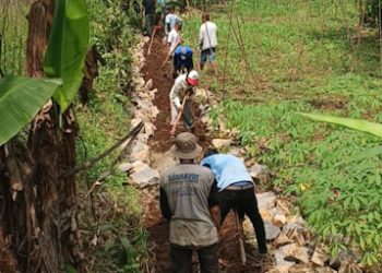 Salut! Warga Rajamandala Kulon Patungan Bangun Jalan Menuju TPU