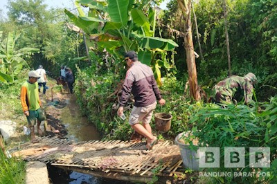 Petani Tambal Irigasi Bocor Secara Swadaya, 30 Hektare Sawah Terancam Kekeringan