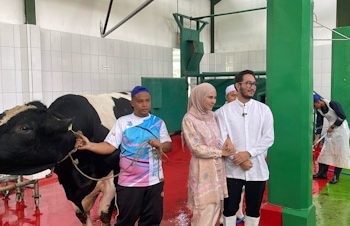 Jeje dan Syahnaz Tinjau Pemotongan Hewan Kurban di RPH Bandung Barat
