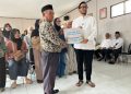 Bupati Bandung Barat Jeje Ritchie Ismail menyerahkan bantuan biaya sewa rumah kepada korban longsor di Desa Pasirlangu, Kecamatan Cisarua, Kamis (18/6/2026). Bantuan diberikan kepada 32 KK yang masih menunggu proses relokasi permanen. Foto: BBPOS/H.Nasir