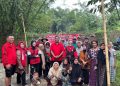 Ketua DPC PDIP KBB Tuti Turimayanti bersama Anggota Fraksi PDI Perjuangan Triana Kusman turun langsung menyapa konstituen di daerah pemilihannya dengan menyalurkan bantuan sembako kepada petani dan masyarakat serta menggelar aksi bersih-bersih lingkungan dan penanaman pohon. Foto: Dok DPC PDI KBB.