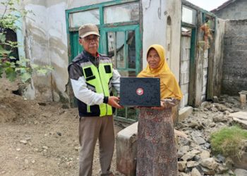 Rumah Roboh Tak Kunjung Direhab, Komunitas Bagong Mogok Hadir Bantu Warga Cipatat
