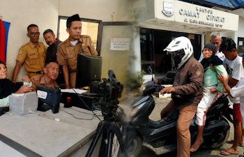 Kades Ciptaharja Antar Lansia 84 Tahun Naik Motor Rekam e-KTP
