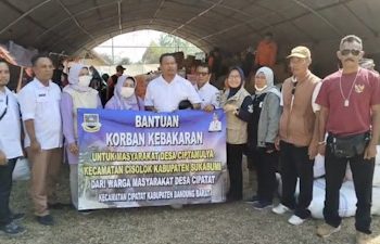 Pemdes Cipatat Bantu Korban Kebakaran Kampung Adat Ciptamulya