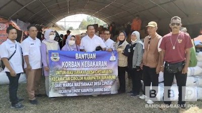 Pemdes Cipatat Bantu Korban Kebakaran Kampung Adat Ciptamulya
