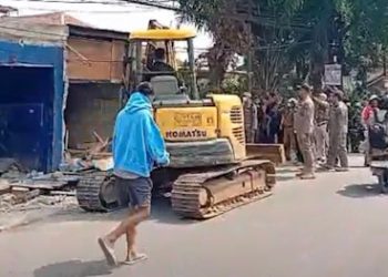 Satpol PP KBB Bongkar Bangunan Liar di Jalan GA Manulang