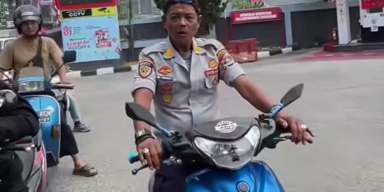 Viral Serobot Antrean di SPBU Cijeungjing, Dishub KBB Tegaskan Bukan Pegawainya