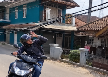 Kabel Telekomunikasi Semrawut Resahkan Warga Kepuh, Pengendara Nyaris Terjerat